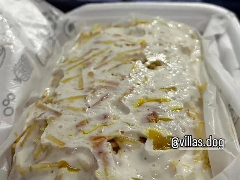 Dog Aberto coberto de maionese cremosa e batata palha na embalagem